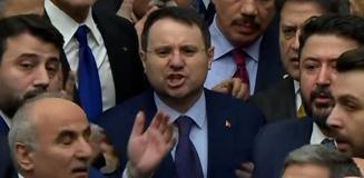 Akın Gürlek, AK Partili vekillerin etten duvar ördüğü kürsüde böyle yemin etti