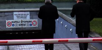 Otoparkta 30 milyon dolarlık soygun iddiası! Çuvallarla para çalan 4 kişi her yerde aranıyor