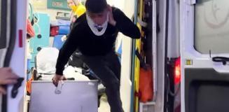 Bıçaklanarak yaralandılar, sedyeden atlayıp gazetecilere saldırdılar: O anlar kamerada