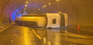 Kuzey Marmara Otoyolu'nda tünelde tanker devrildi; trafik yoğunluğu oluştu