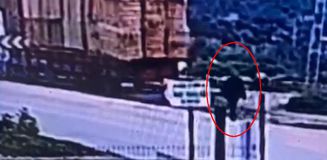 Yolda yürürken ölüm onu böyle buldu! Saman balyasının altında can verdi