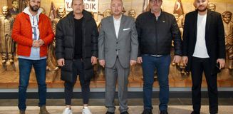 Başkan ve teknik adamın yumruk yumruğa kavgasına rağmen kazanmaya devam ediyorlar Başkan ve teknik adamın yumruk yumruğa kavgasına rağmen kazanmaya devam ediyorlar