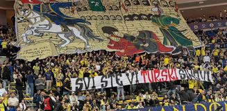 Fenerbahçe tribünlerinden Partizan'a okkalı cevap Fenerbahçe tribünlerinden Partizan'a okkalı cevap