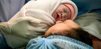 Bir ilimiz bu olayı konuşuyor! Çocuğunu hastanede çocuk özlemi çeken adama verdi