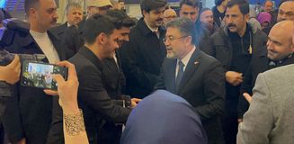 Bakan Yumaklı, gençlerle birlikte 'Kabe'de Hacılar' ilahisini söyledi Bakan Yumaklı, gençlerle birlikte 'Kabe'de Hacılar' ilahisini söyledi