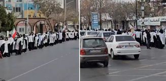 Kefenleri ile sokağa çıkan kadınlar Hamaney'in doğum yerinde intikam yemini etti