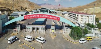 İran sınırındaki Esendere Sınır Kapısı'nda geçişlere kısıtlama getirildi