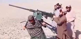 Bu da suyun öte yanındaki savaş! Biri koca uçaksavarı sırtladı, diğeri ateş açtı Bu da suyun öte yanındaki savaş! Biri koca uçaksavarı sırtladı, diğeri ateş açtı