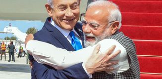 Netanyahu'nun boynuna sarılan lider de topa girdi Netanyahu'nun boynuna sarılan lider de topa girdi