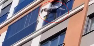 Ünlü şarkıcı cam sildi, onu görenlerin yüreği ağzına geldi