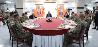 Cumhurbaşkanı Erdoğan, iftarda Mehmetçikle bir araya geldi