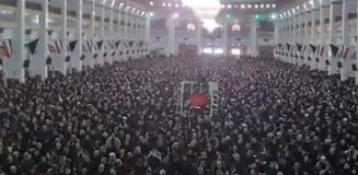 Tebriz'de binlerce kişinin katılımıyla cuma namazı kılındı
