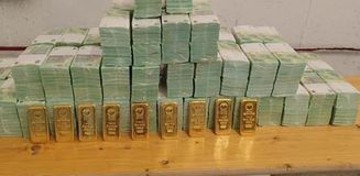 El konulan zırhlı araçlardan milyonlarca euro, dolar ve altın çıktı