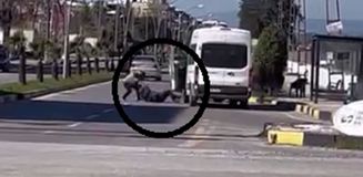 Öfkeden gözü dönen görevli, minibüsçüyü yere yatırıp dövdü