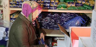 Bu bakkalda parayla değil dua ile alışveriş yapılıyor