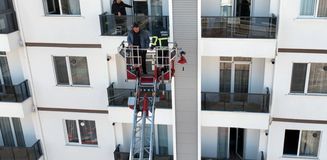 Prizde unutulan şarj aleti yangın çıkardı: 16 kişi hastanelik oldu