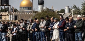 İsrail ramazanın son cumasında Mescid-i Aksa’yı kapattı! Filistinliler dışarıda namaz kılıyor