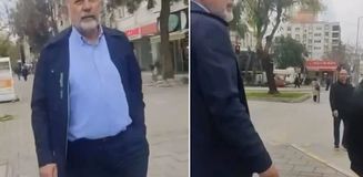 Kendisini işten çıkaran belediye başkanına sokak ortasında fena patladı