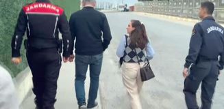 İBB'ye yönelik yolsuzluk davasının duruşmasına sahte basın kartıyla giren şüpheli yakalandı İBB'ye yönelik yolsuzluk davasının duruşmasına sahte basın kartıyla giren şüpheli yakalandı