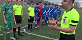 Sahada sağlık görevlisinin olmadığını gören hakemin yaptığı hareket takdir topladı Sahada sağlık görevlisinin olmadığını gören hakemin yaptığı hareket takdir topladı
