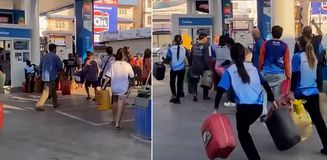 Tayland'da yakıt krizi nedeniyle insanlar ellerinde bidonlarla petrollere akın etti Tayland'da yakıt krizi nedeniyle insanlar ellerinde bidonlarla petrollere akın etti