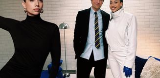 Dünyaca ünlü yıldızla aynı karede! Özge Özacar'dan Robert Pattinson paylaşımı