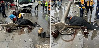Kazada kamyonun devirdiği beton elektrik direğinin altında kalan bisikletli öldü