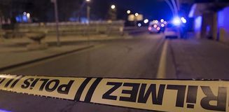 17 yaşındaki çocuk iki polisi birden bıçakladı 17 yaşındaki çocuk iki polisi birden bıçakladı