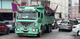 Kamyon kasasına binip gittikleri yer herkesi şaşırttı Kamyon kasasına binip gittikleri yer herkesi şaşırttı