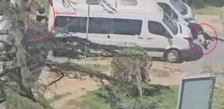 İsrail konsolosluğu önündeki çatışmanın en kritik anı! Kahraman polis teröristi böyle vurdu İsrail konsolosluğu önündeki çatışmanın en kritik anı! Kahraman polis teröristi böyle vurdu