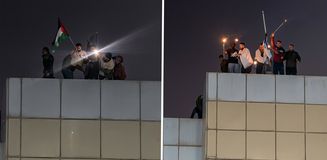 Basra'da Kuveyt Konsolosluğu’na gece yarısı baskını: Öfkeli kalabalık bayrağı indirdi Basra'da Kuveyt Konsolosluğu’na gece yarısı baskını: Öfkeli kalabalık bayrağı indirdi