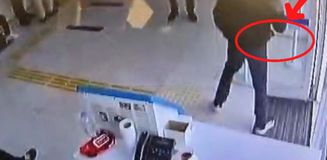Banka şubesinde satırla gasp girişimi Banka şubesinde satırla gasp girişimi