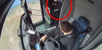 Şoförün duyarlılığı hayat kurtardı: Güzergahı değiştirip fenalaşan kızı hastaneye yetiştirdi Şoförün duyarlılığı hayat kurtardı: Güzergahı değiştirip fenalaşan kızı hastaneye yetiştirdi