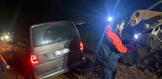Navigasyon yardımıyla yolculuk yapan minibüsteki 10 kişi çamurlu yolda mahsur kaldı Navigasyon yardımıyla yolculuk yapan minibüsteki 10 kişi çamurlu yolda mahsur kaldı