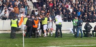 Gol attılar! Sevincini arkadaşları ya da taraftarlar yerine bakın kiminle paylaştı