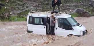 Sel yolu kapattı, kalp krizi geçiren kadın hayatını kaybetti Sel yolu kapattı, kalp krizi geçiren kadın hayatını kaybetti
