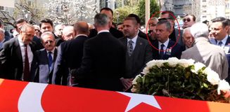 Hüsamettin Cindoruk'un cenazesinde soğuk rüzgarlar! Bakışlara dikkat Hüsamettin Cindoruk'un cenazesinde soğuk rüzgarlar! Bakışlara dikkat
