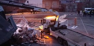 Freni boşalan kamyon okul bahçesine uçtu, sürücünün durumu ağır Freni boşalan kamyon okul bahçesine uçtu, sürücünün durumu ağır