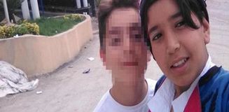 8 yıl önce tüfekle öldürülen Kerem'in ailesinin avukatı duruşma salonunda bastonla olayı canlandırdı