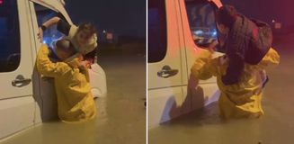 Adana sular altında kaldı! Minibüste mahsur kalan çocuklar böyle kurtarıldı