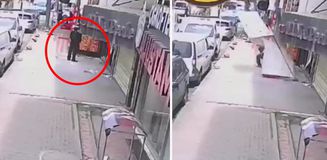 Gaziosmanpaşa’da takmaya çalıştığı tabelayla kaldırımda bekleyen kişinin üzerine düştü
