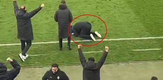 Stresten yerinde duramadı! Maç biter bitmez dizlerinin üstüne çöktü