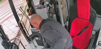 Yere düşen Türk Bayrağı için otobüsü durdurdu