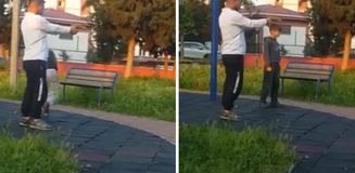 Parkta çocuğa oyuncak silahla atış talimi yaptırdı