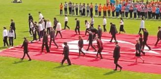 23 Nisan'da yere serilen Türk bayrağı görüntüsü olay oldu! Cumhurbaşkanlığı'ndan açıklama var