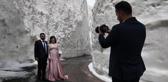 Gelin ve damat adayı kar tünelinde fotoğraf çekimi yaptı