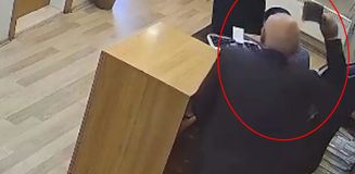 Belediyede satırlı dehşet kamerada! Başından yaralandı