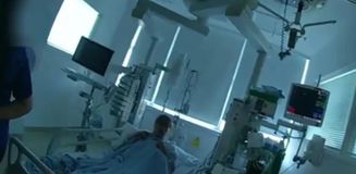 Kardeşini öldürüp değerli eşyalarını almıştı, hastanede yatağında gözaltına alındı
