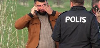 Otomobili alev alan sürücü gözyaşlarını tutamadı