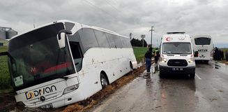 1 Mayıs kutlamalarına giden işçileri taşıyan otobüs yoldan çıktı; 1 yaralı